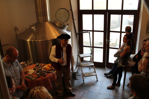 Unser Seniorchef HaLu Straub bei einer Brauereiführung mit Gästen | © Frankenhotel Drei Kronen Memmelsdorf GmbH