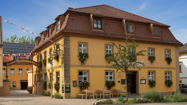 Das Haus des Hotel & Brauereigasthof Drei Kronen von vorne | © Frankenhotel Drei Kronen Memmelsdorf GmbH