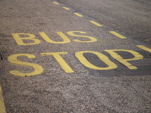 Ein Busstop-Zeichen auf der Straße | © Wolfgang Sojer auf Pixabay 