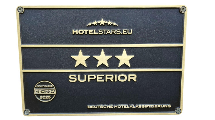 Schild Hotelklassifizierung "3 Sterne Superior" des Hotel & Brauereigasthof Drei Kronen in Memmelsdorf | © Frankenhotel Drei Kronen Memmelsdorf GmbH