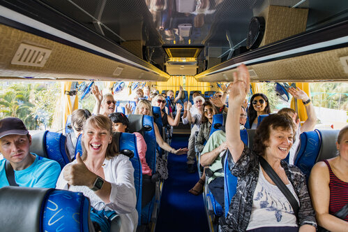 Eine Reisegruppe mit guter Laune auf einer Busreise