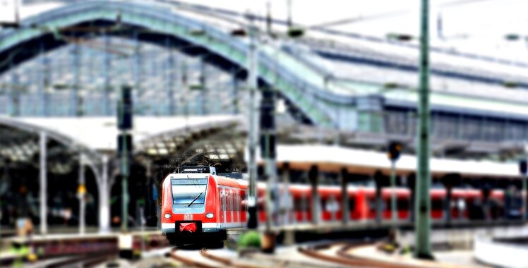 Ein roter Zug der deutschen Bahn, der einen Bahnhof verlässt | © S. Hermann & F. Richter auf Pixabay 